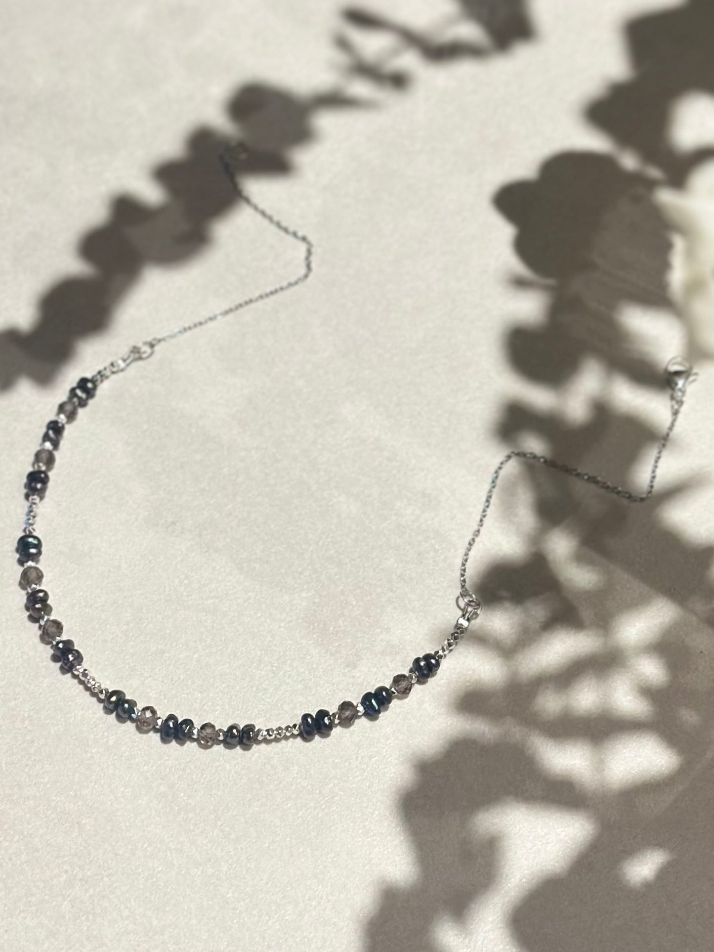 Collier quartz fumé & keishi — Ancrage & Clarté