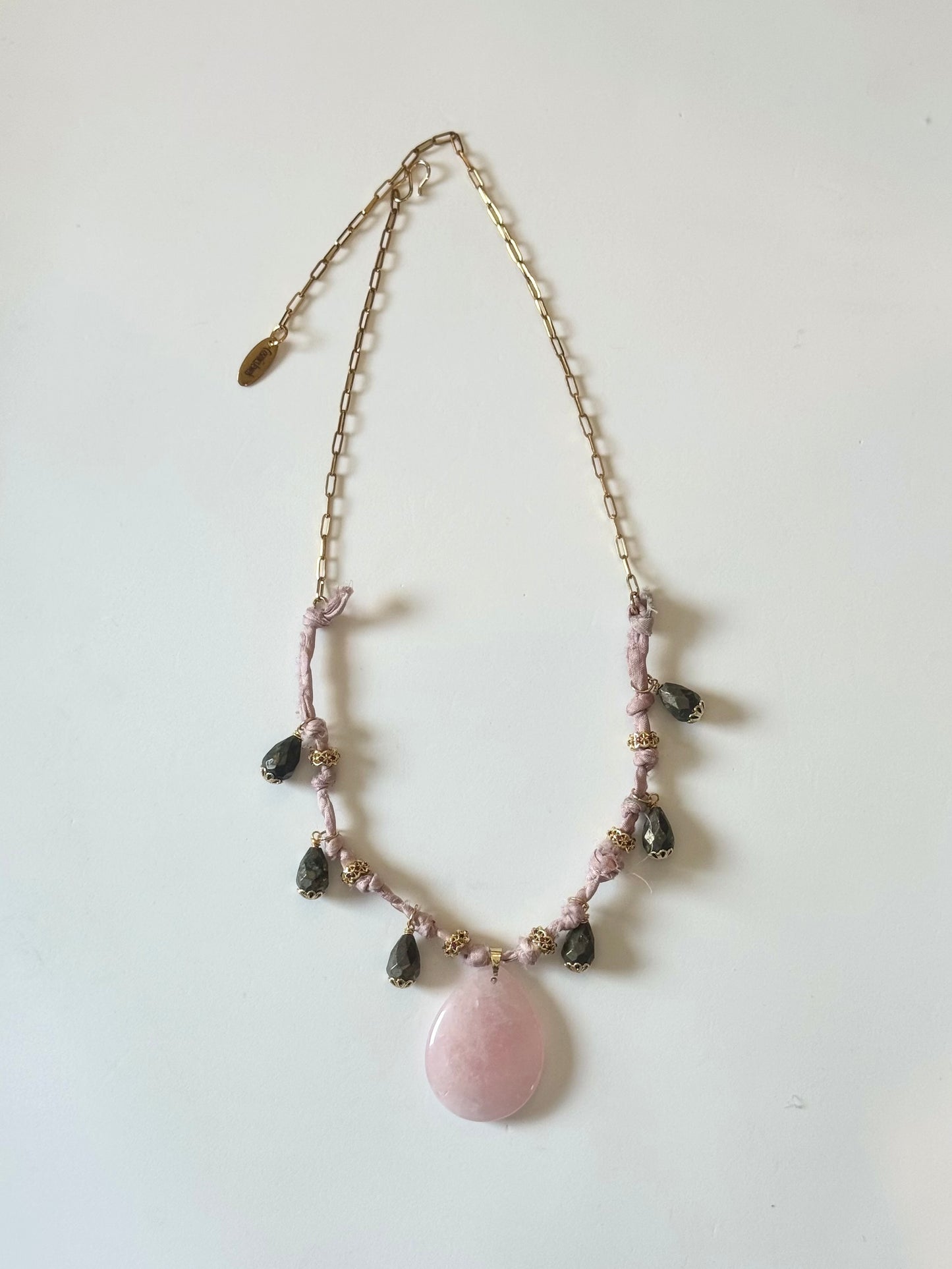 Collier Quartz rose & pyrite sur soie