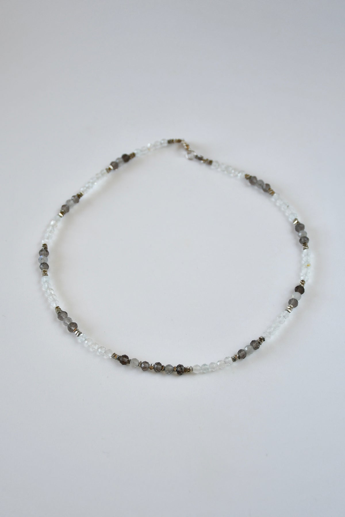 Collier fin Topaze blanche, Quartz fumé, Labradorite — Axe de lumière