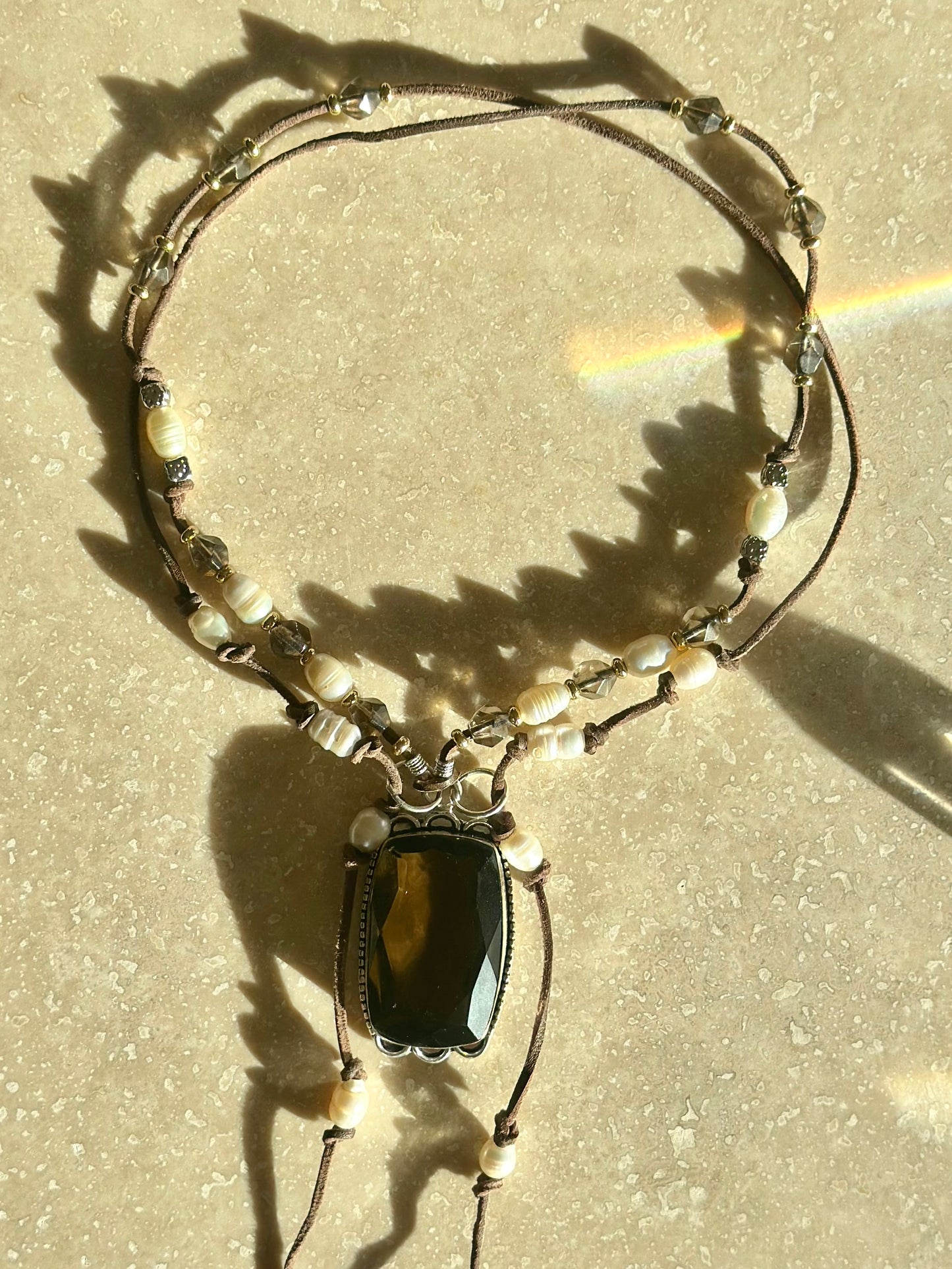 Collier Quartz fumé & perles d’eau douce sur cuir australien