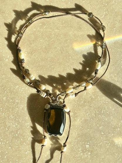 Collier Quartz fumé & perles d’eau douce sur cuir australien