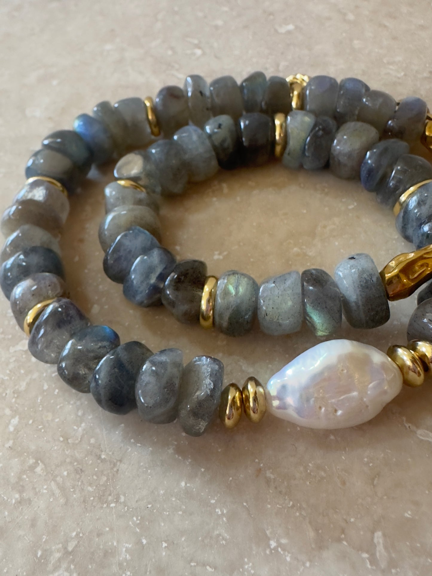 Collier Labradorite & Perle d’eau douce — Protection lumineuse