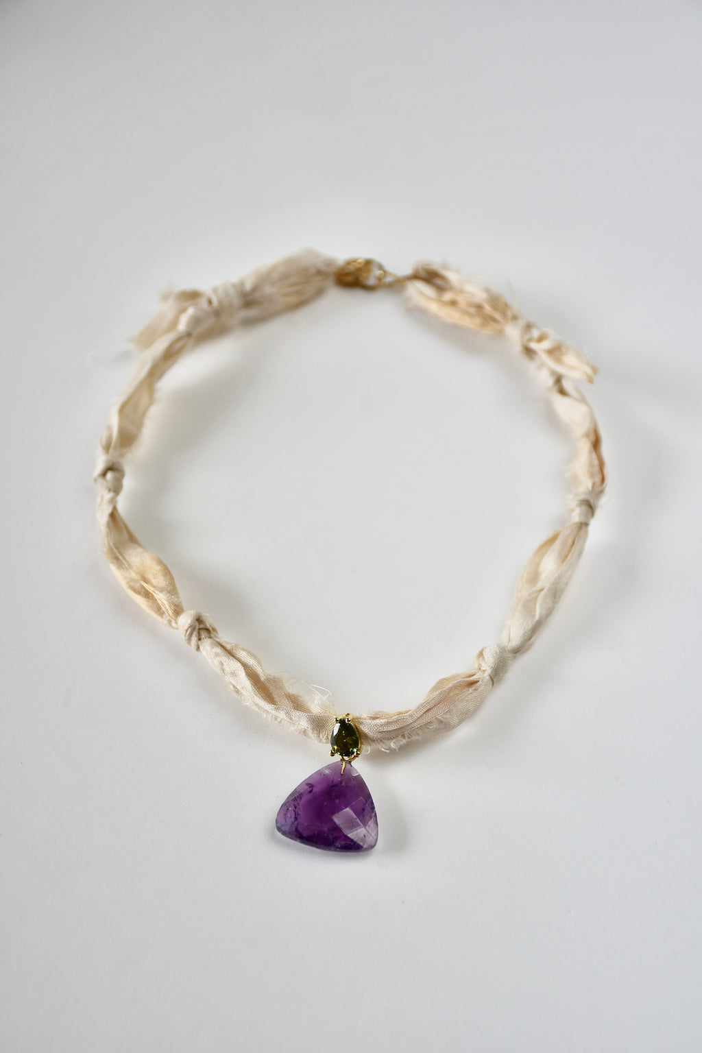 Amethyst-Halskette auf Seidenband – Die violette Krone