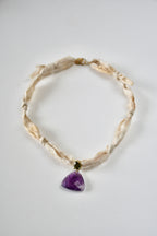 Amethyst-Halskette auf Seidenband – Die violette Krone