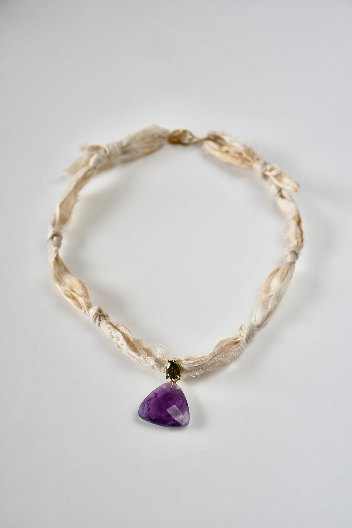 Amethyst-Halskette auf Seidenband – Die violette Krone
