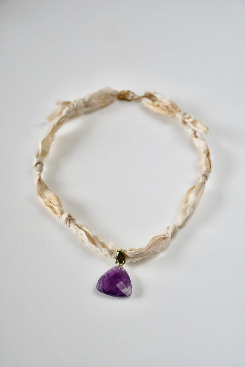Amethyst-Halskette auf Seidenband – Die violette Krone