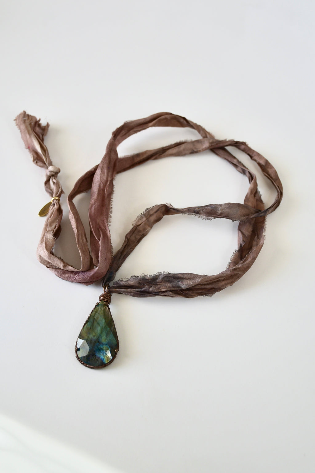 Collier Labradorite sertie Cuivre sur ruban de soie — Le Voile de Mystère
