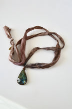 Collier Labradorite sertie Cuivre sur ruban de soie — Le Voile de Mystère
