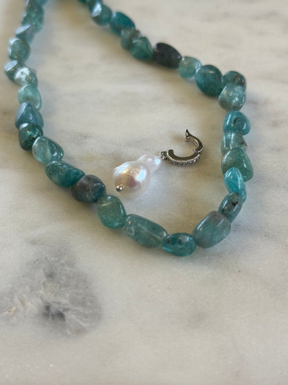 Collier Apatite & Perle d’eau douce — La voix de l’intuition