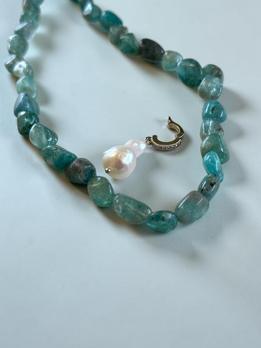 Collana Apatite & Perla d'acqua dolce — La voce dell'intuizione