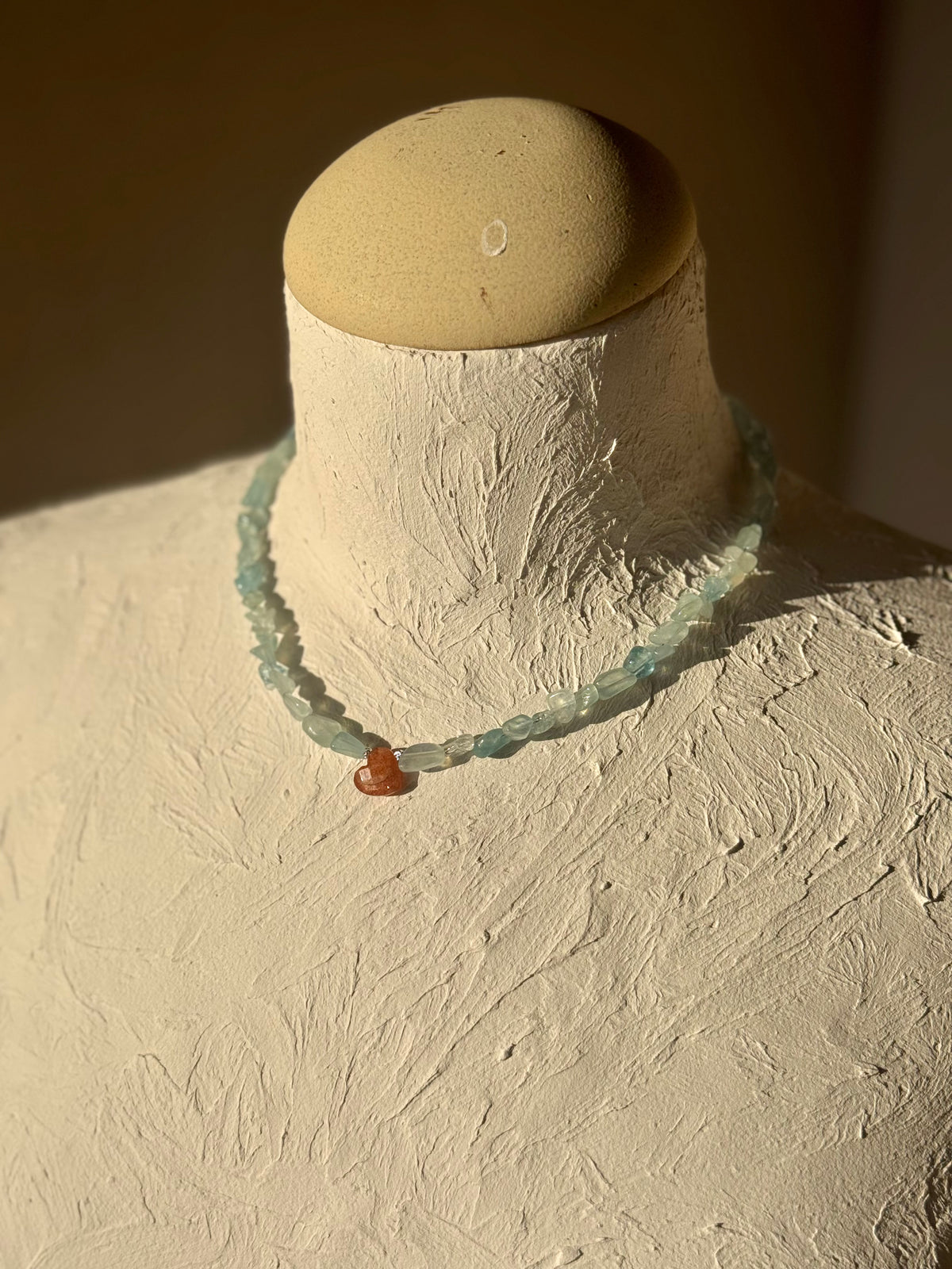 Collier Aigue-marine & Pierre de soleil — Fluidité intérieure et rayonnement confiant