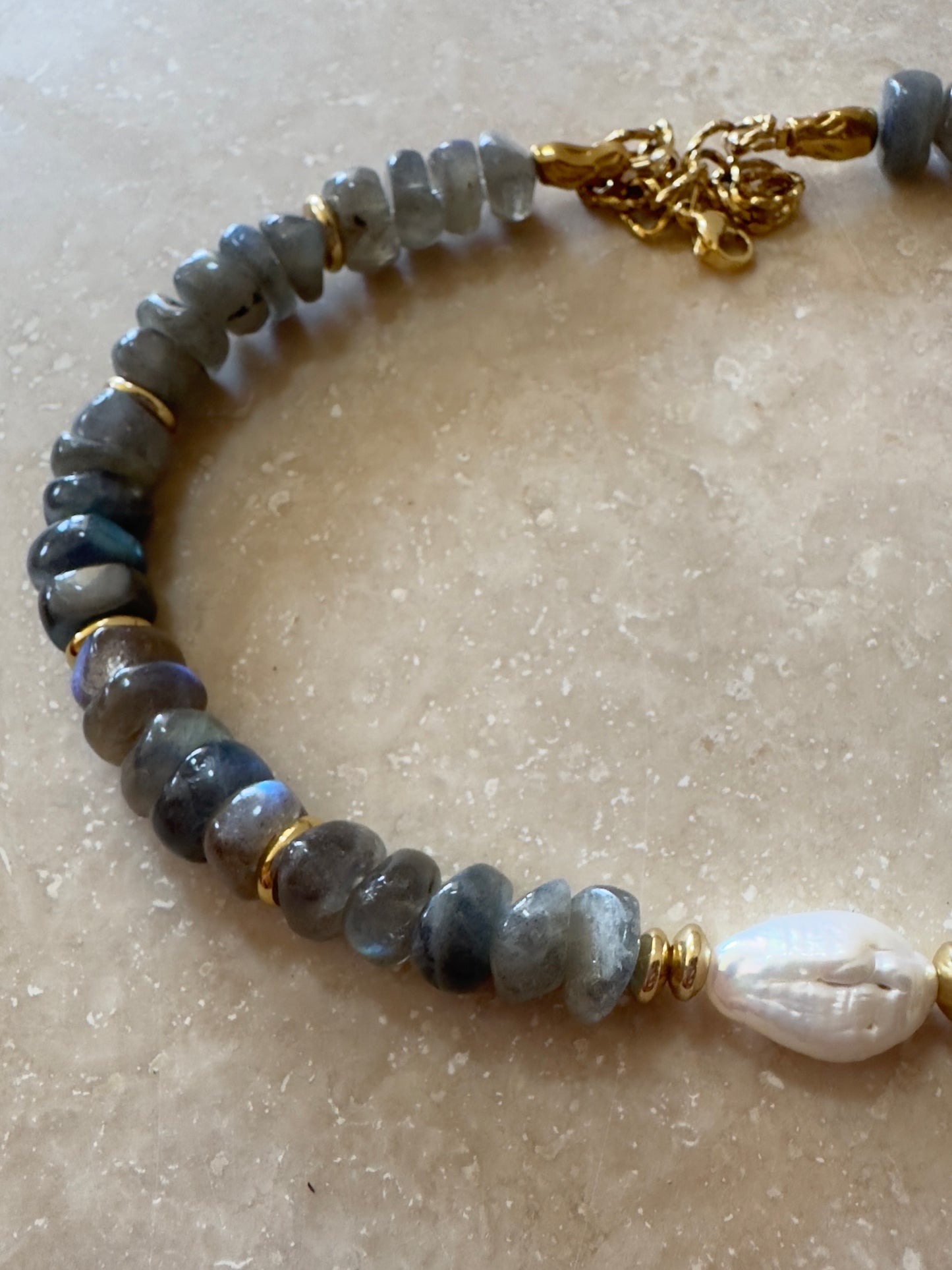 Collier Labradorite & Perle d’eau douce — Protection lumineuse