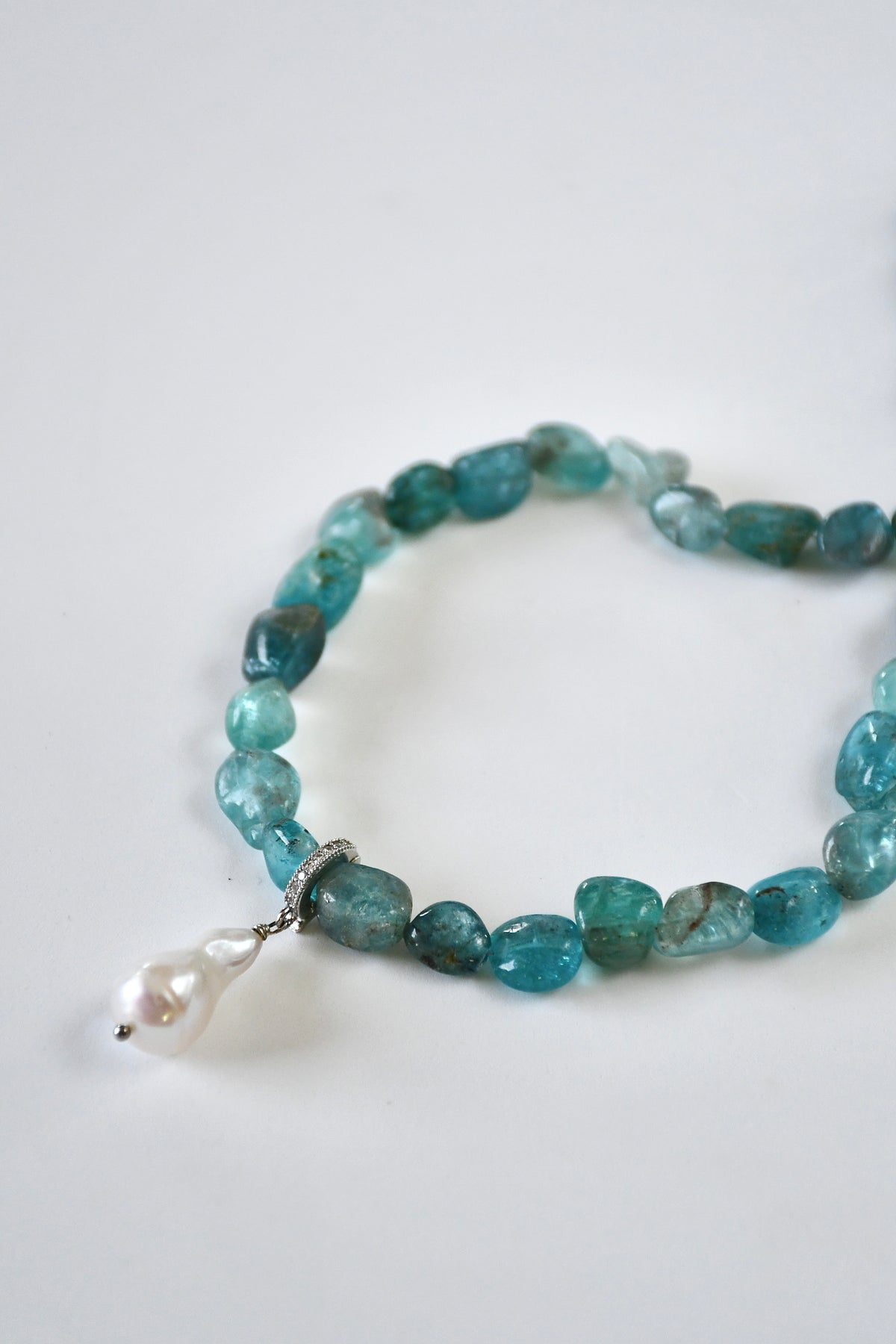 Collier Apatite & Perle d’eau douce — La voix de l’intuition