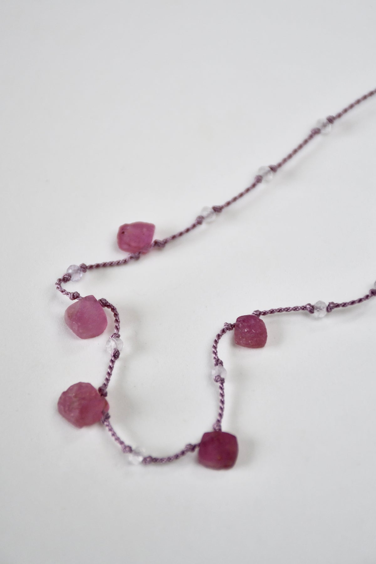 Collier Rubis brut & Améthyste lavande  sur soie