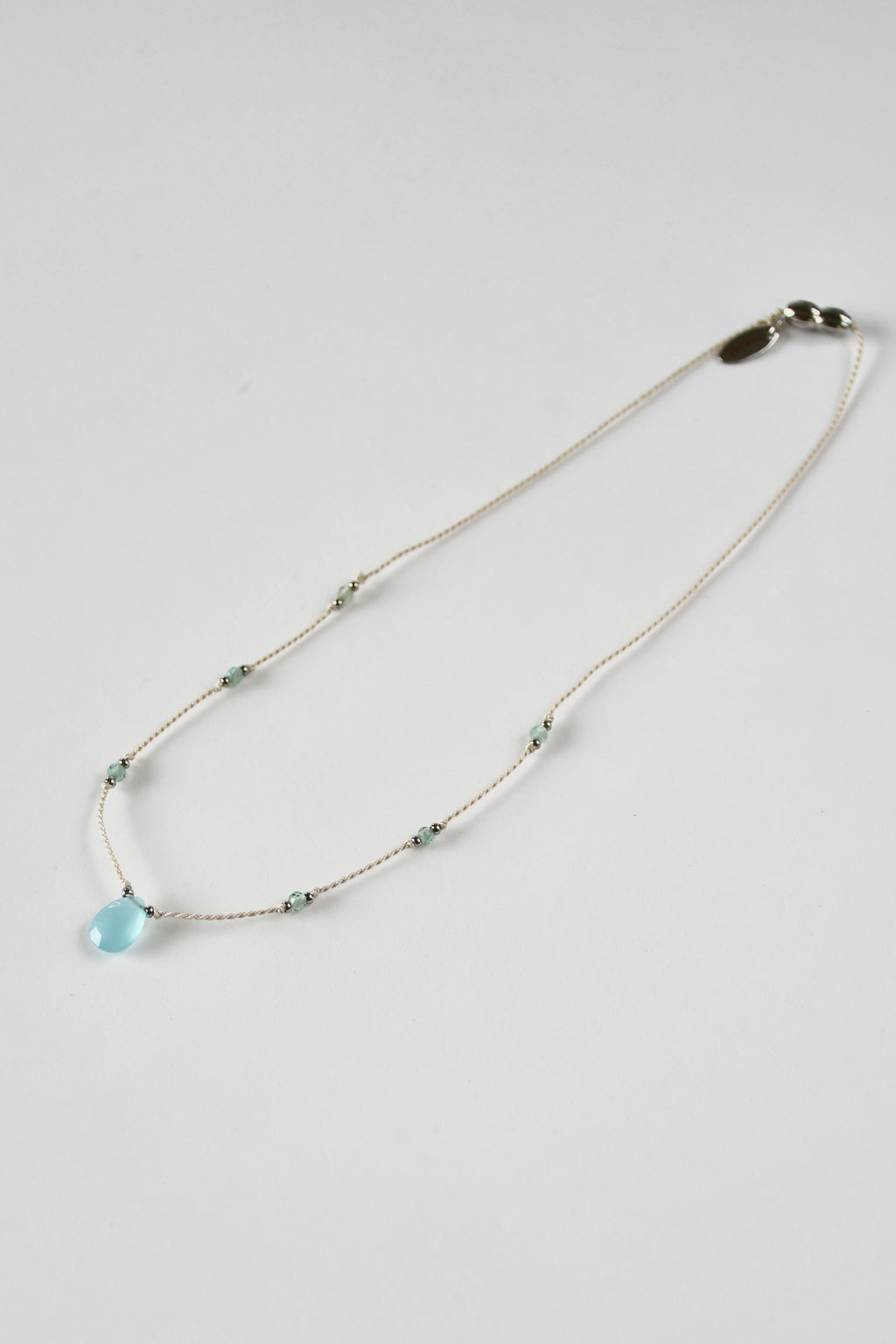 Collier Calcédoine & Apatite sur soie