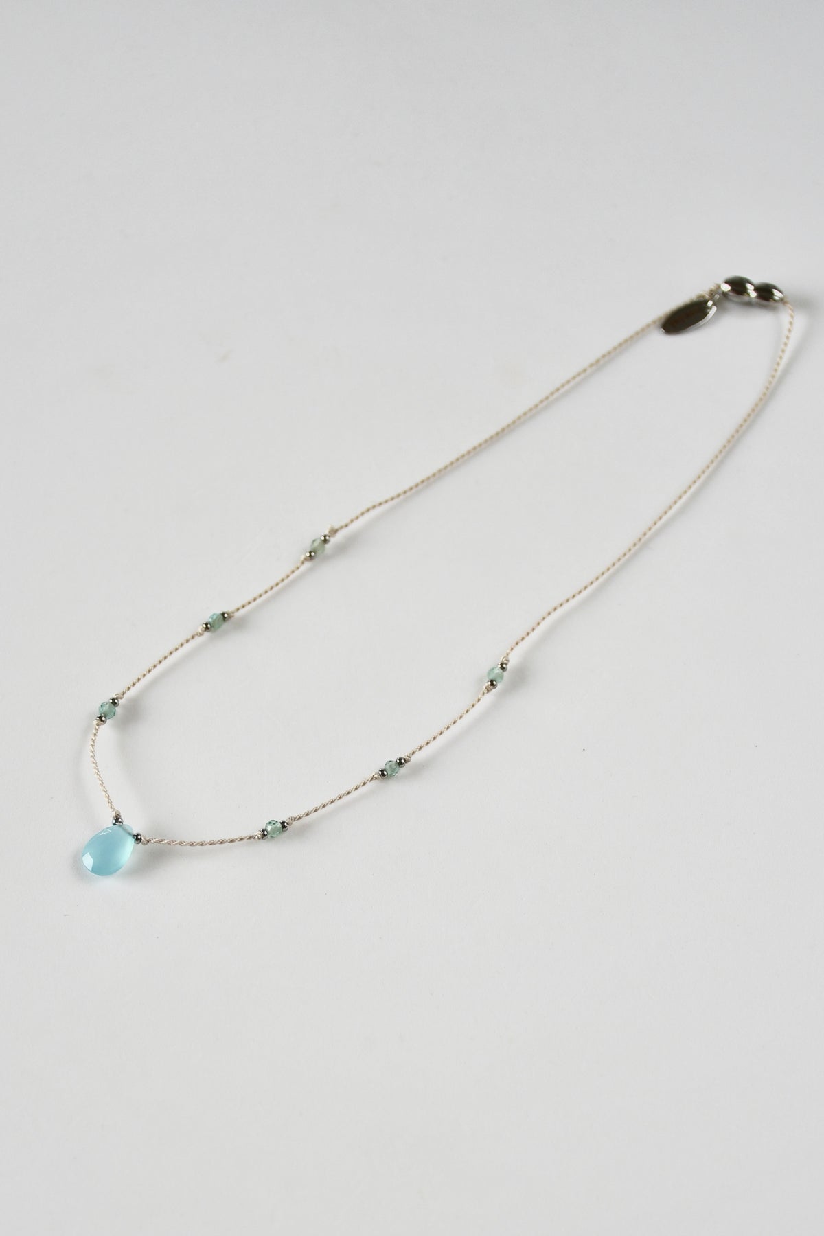 Collier Calcédoine & Apatite sur soie