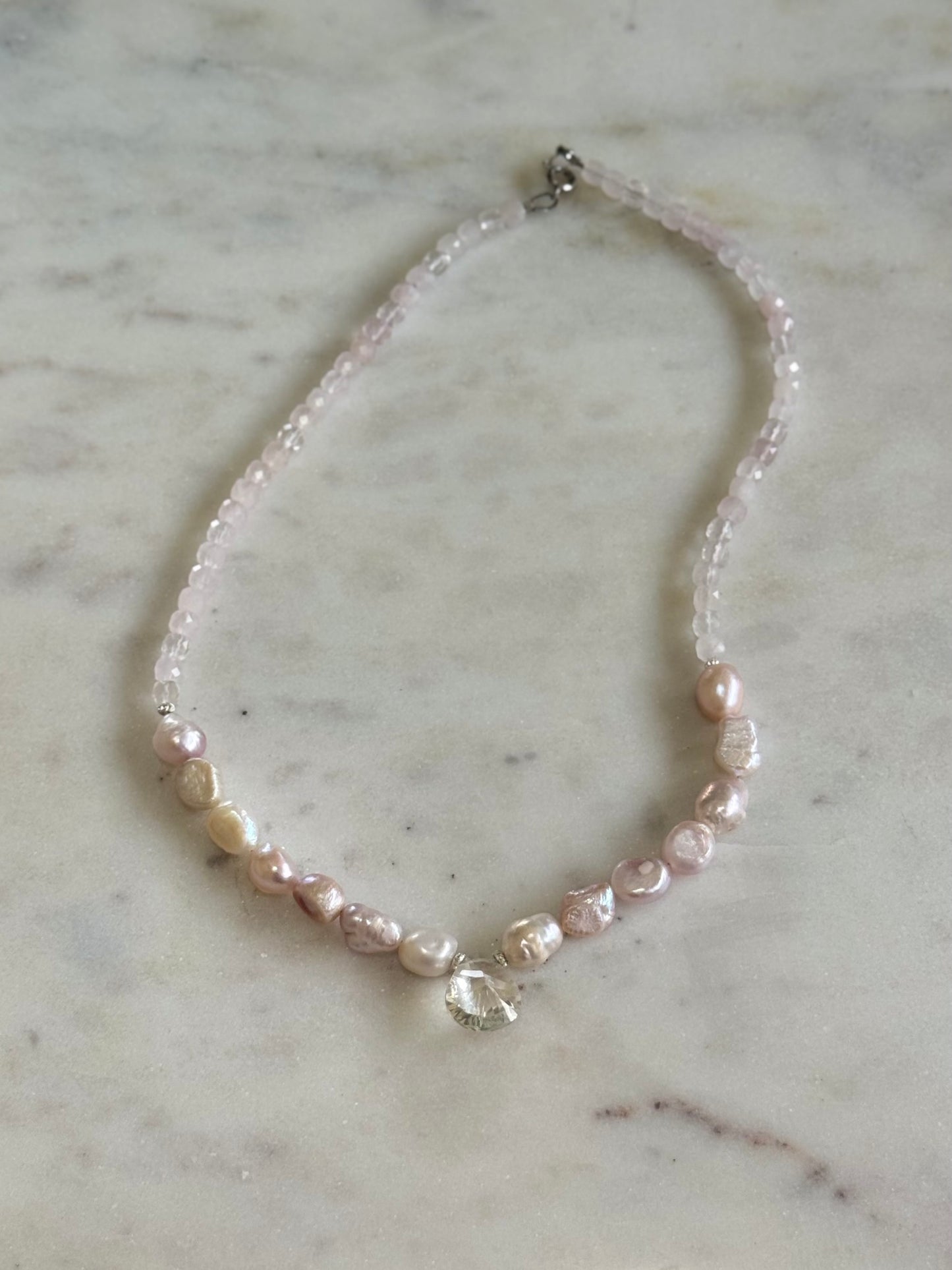 Collier Quartz Rose, Cristal de Roche & Perle d’eau douce — La lumière du cœur