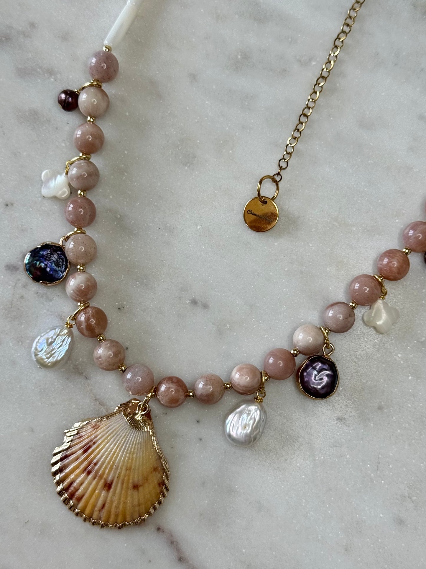 Collier Charms Pierre de soleil & Nacre — L’éclat de la mer et de la lumière
