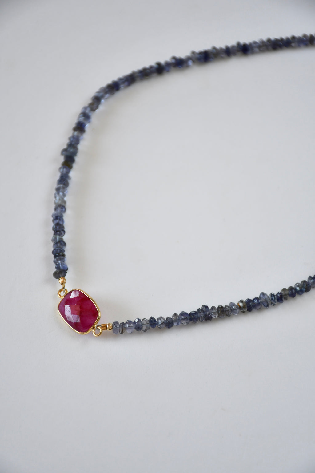 Collier Iolite & Rubis — Vision intérieure et feu du cœur