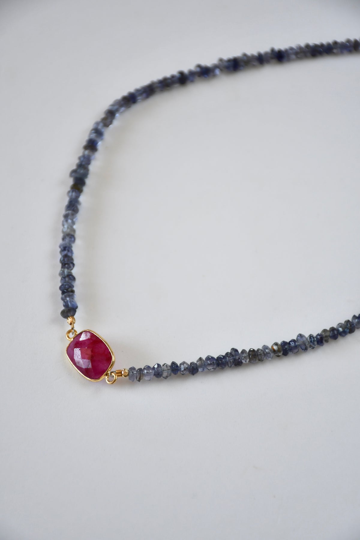 Collier Iolite & Rubis — Vision intérieure et feu du cœur