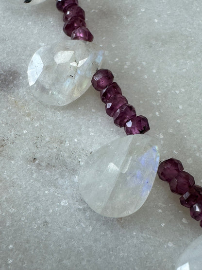 Collier Grenat Rhodolite & Pierre de lune — Le feu et le clair de lune