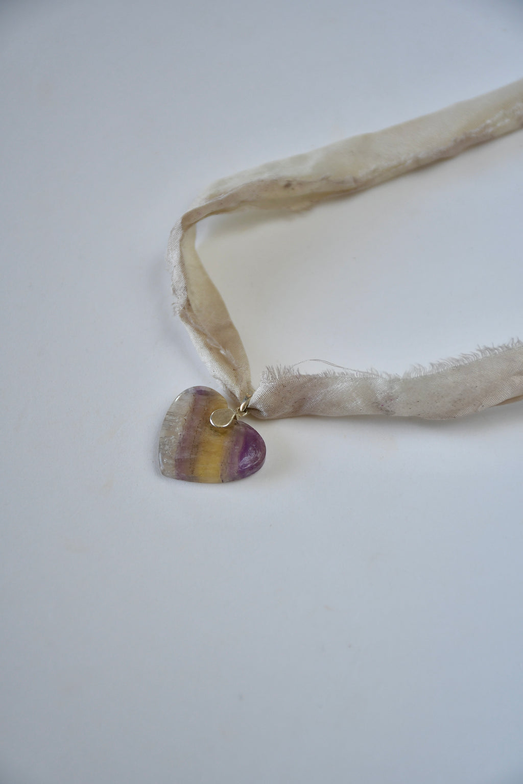 Collier Fluorite sur ruban de soie — L’Esprit Clarifié