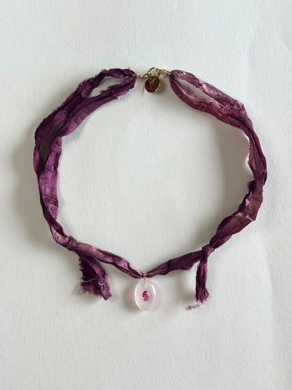 Collier Quartz rose sur ruban de soie — Le Murmure du Cœur