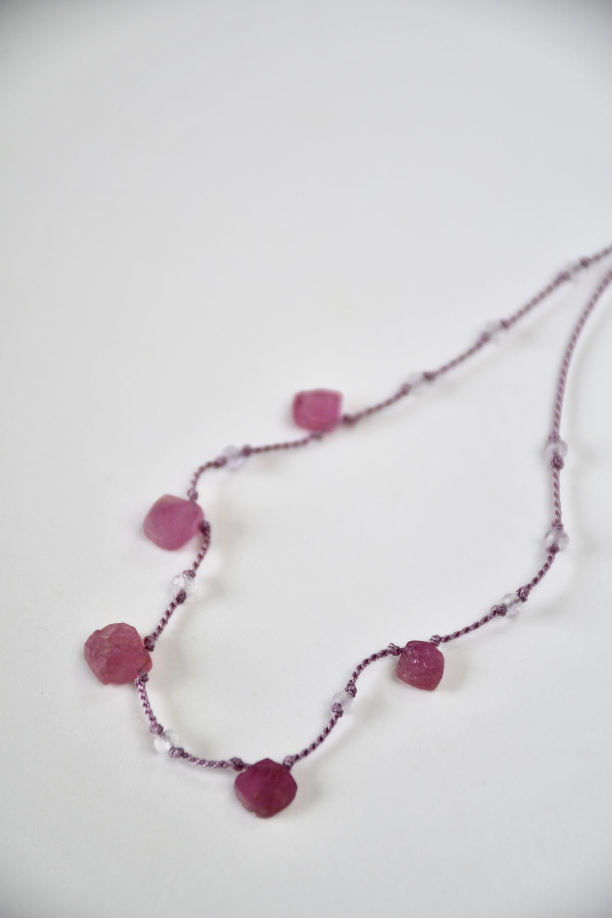 Collier Rubis brut & Améthyste lavande  sur soie