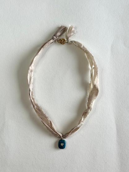Collier Apatite sur ruban de soie — L’Éveil de la Clarté