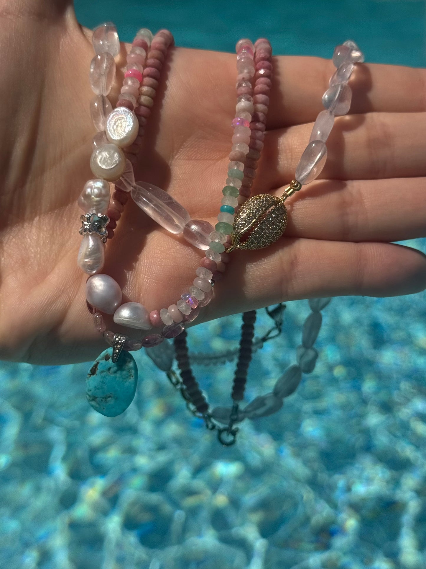 Collier Opale, Chrysoprase, Rhodonite, Amazonite, Perles d’eau douce & Cristal de roche — Le jardin intérieur en pleine floraison
