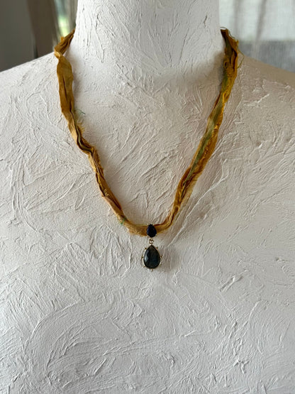 Collier Labradorite sur ruban de soie — Le bouclier des mages
