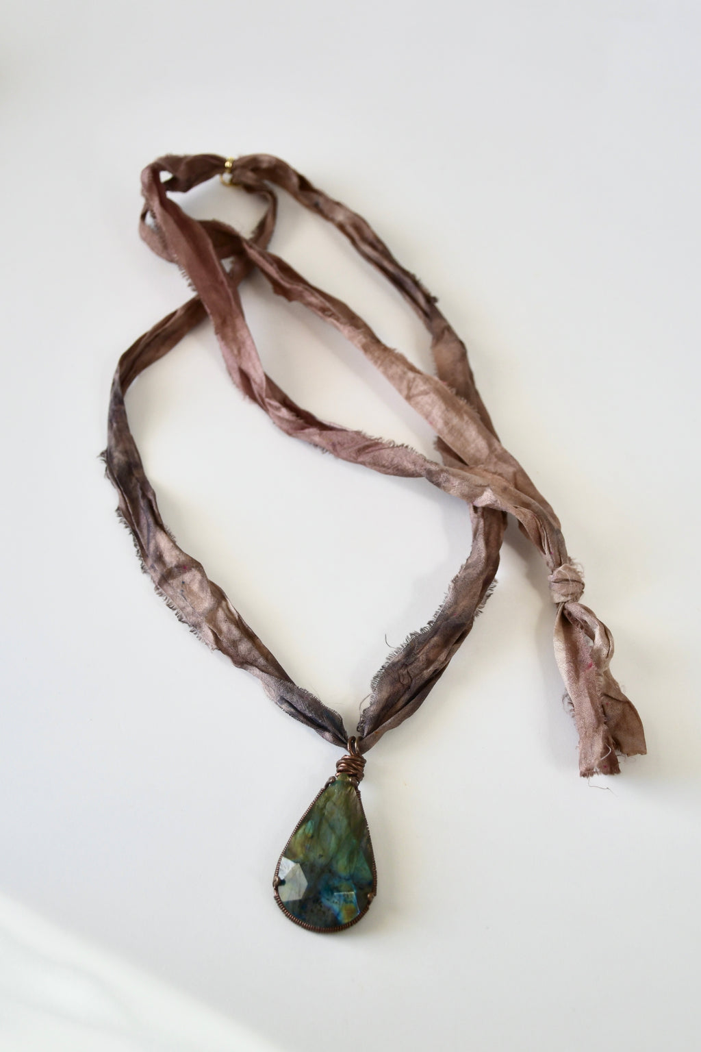 Collier Labradorite sertie Cuivre sur ruban de soie — Le Voile de Mystère