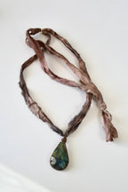 Collier Labradorite sertie Cuivre sur ruban de soie — Le Voile de Mystère
