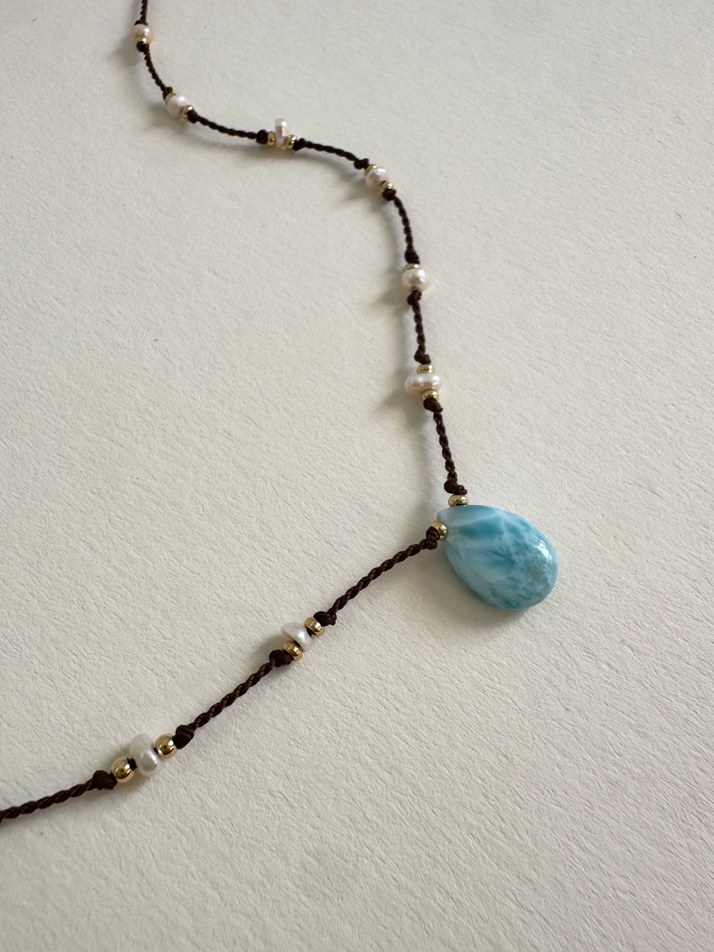 Larimar- & Süßwasser-Keishi-Halskette auf Seide