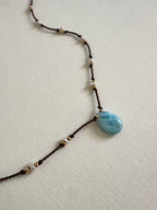 Larimar- & Süßwasser-Keishi-Halskette auf Seide