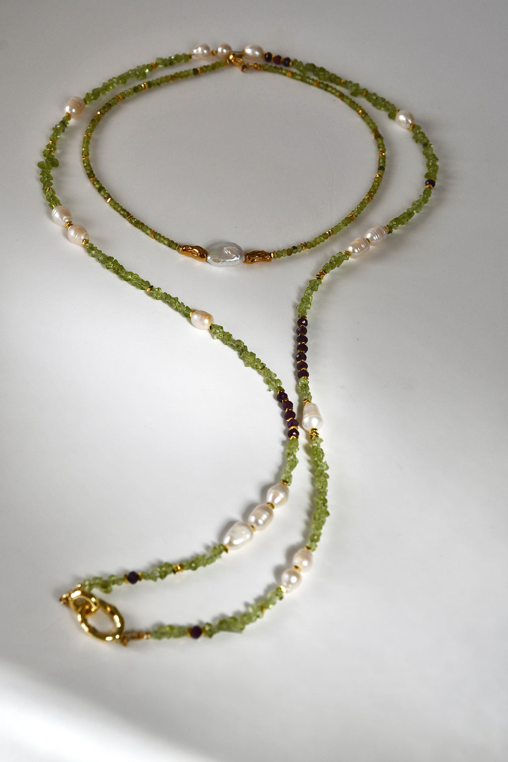 Collier perle d’eau douce & péridot – Sérénité et ancrage