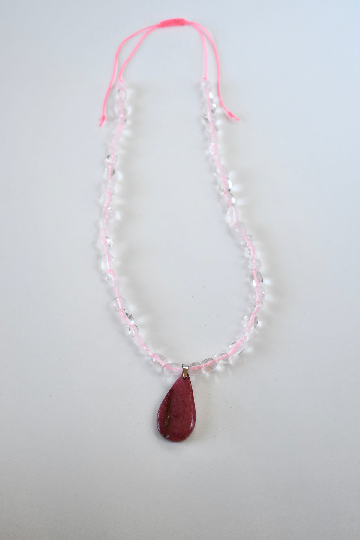 Halskette Rhodonit & Bergkristall auf rosa Nylon