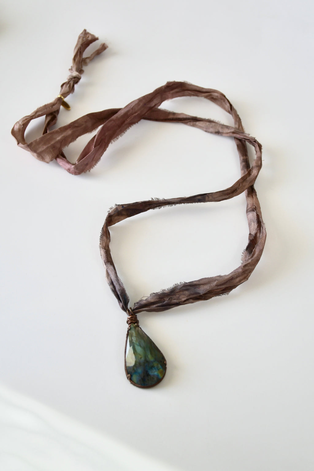 Collier Labradorite sertie Cuivre sur ruban de soie — Le Voile de Mystère