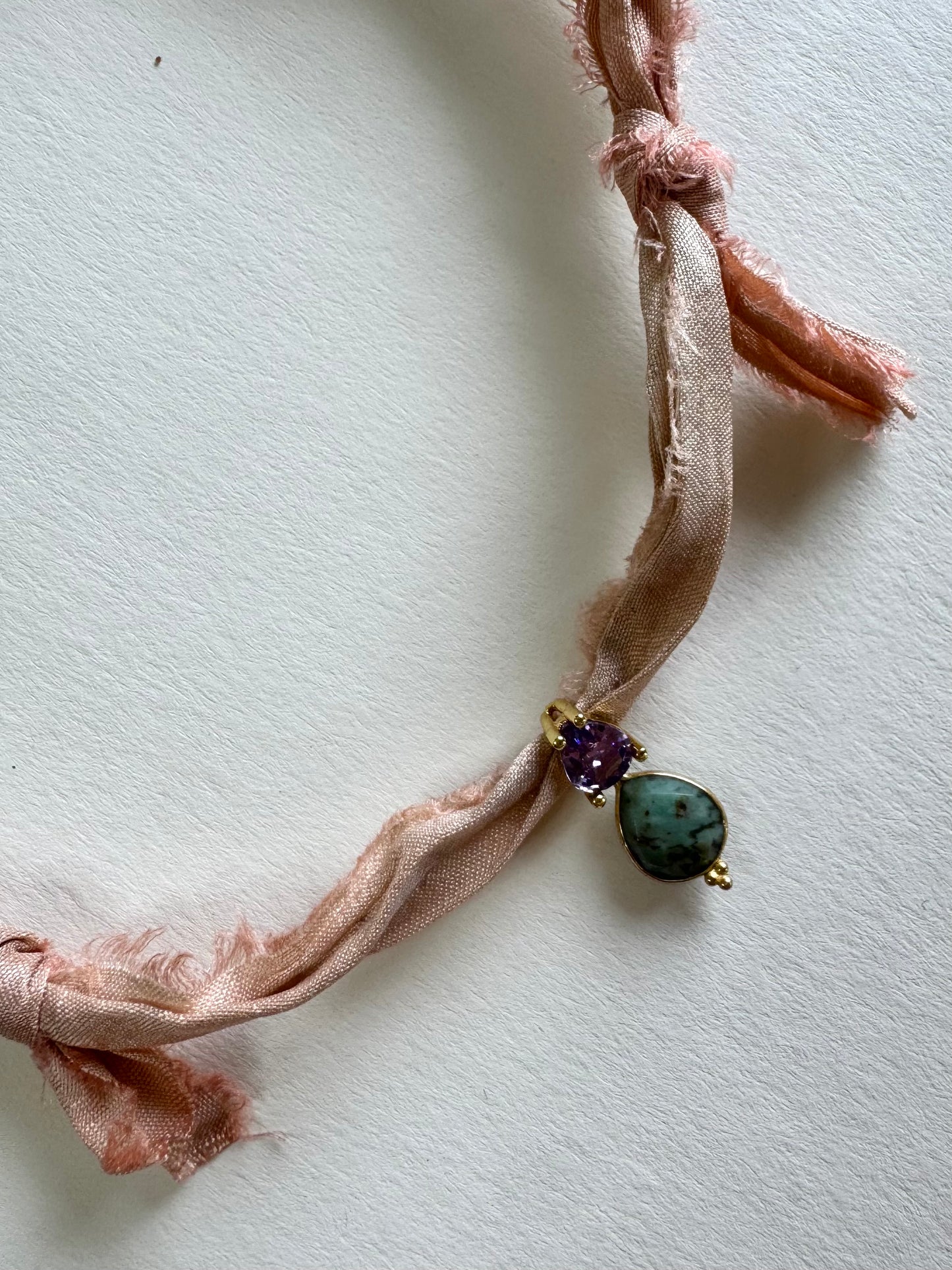 Collier Turquoise africaine sur ruban de soie — Le Bouclier de Vérité