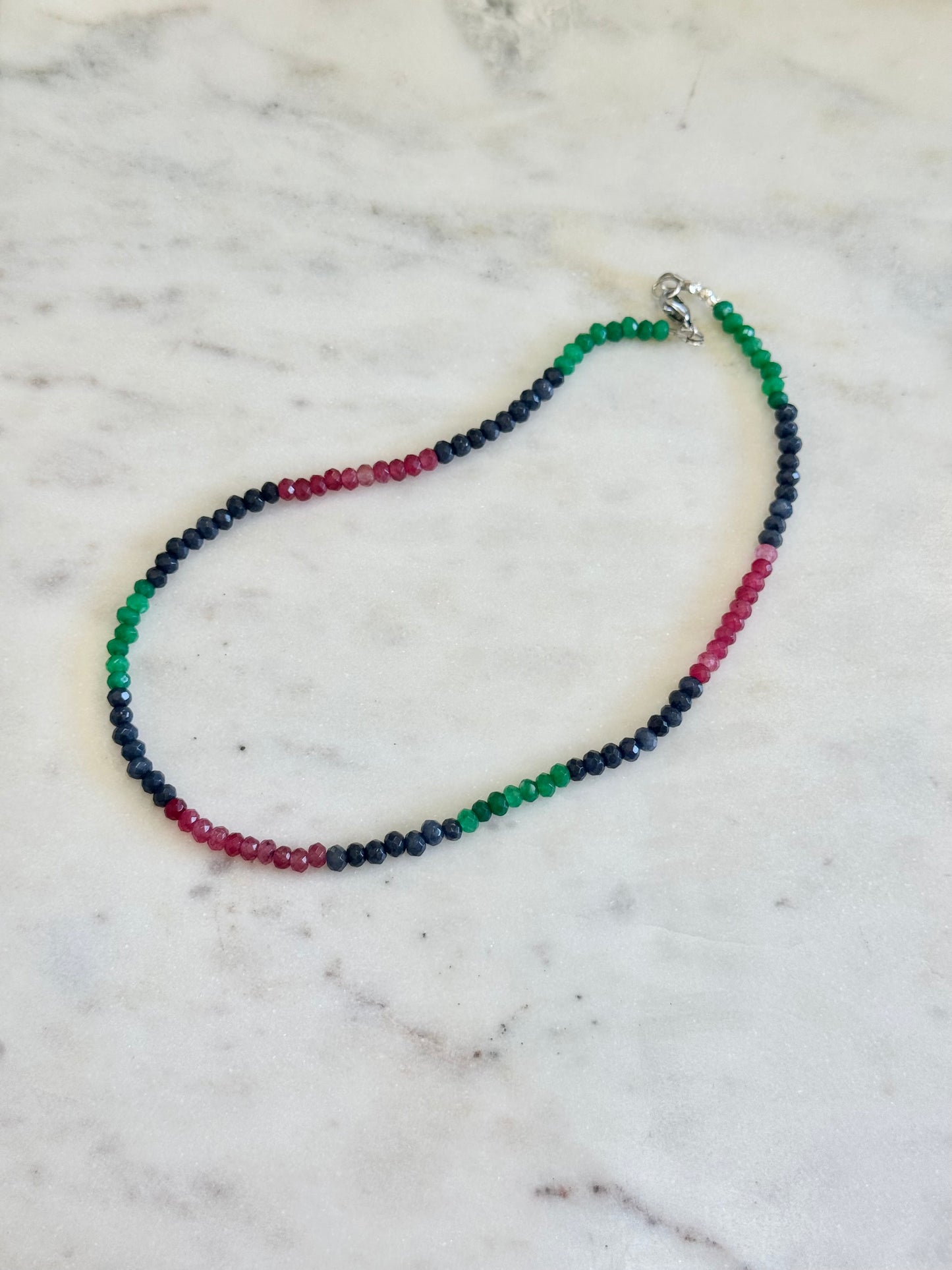 Colliers multicolores en Jade inspiration Saphir — La pierre de la sagesse et de l’harmonie*