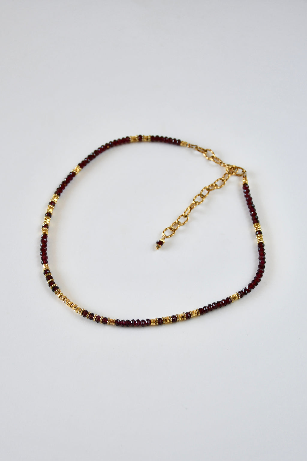 Collier fin Grenat et Hématite – Vitalité et Ancrage