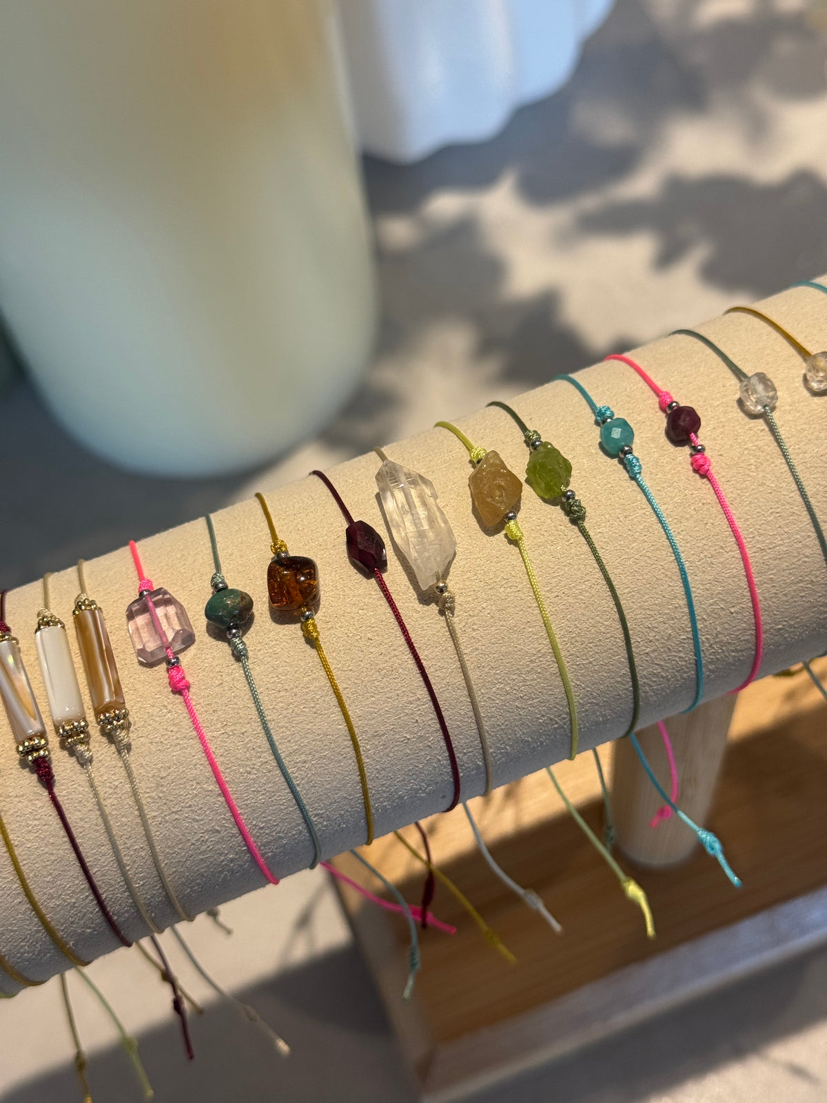 Bracciali colorati con pietre assortite