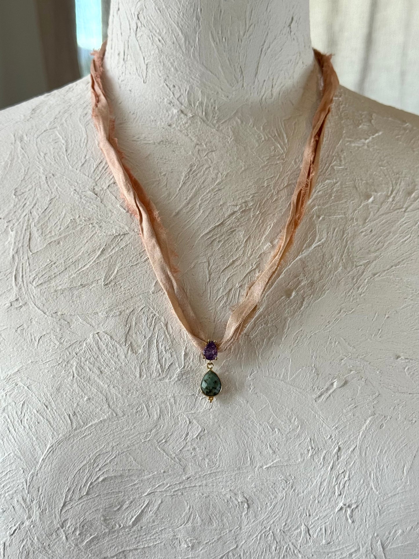 Collier Turquoise africaine sur ruban de soie — Le Bouclier de Vérité
