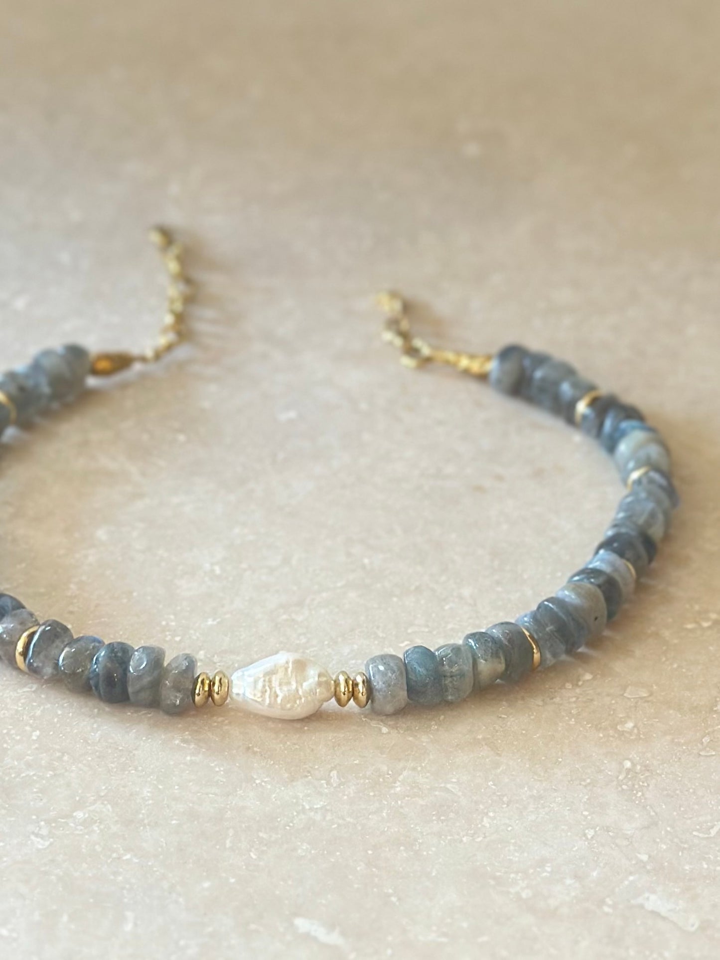 Collier Labradorite & Perle d’eau douce — Protection lumineuse
