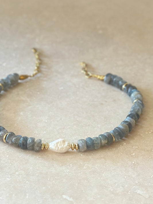 Collier Labradorite & Perle d’eau douce — Protection lumineuse
