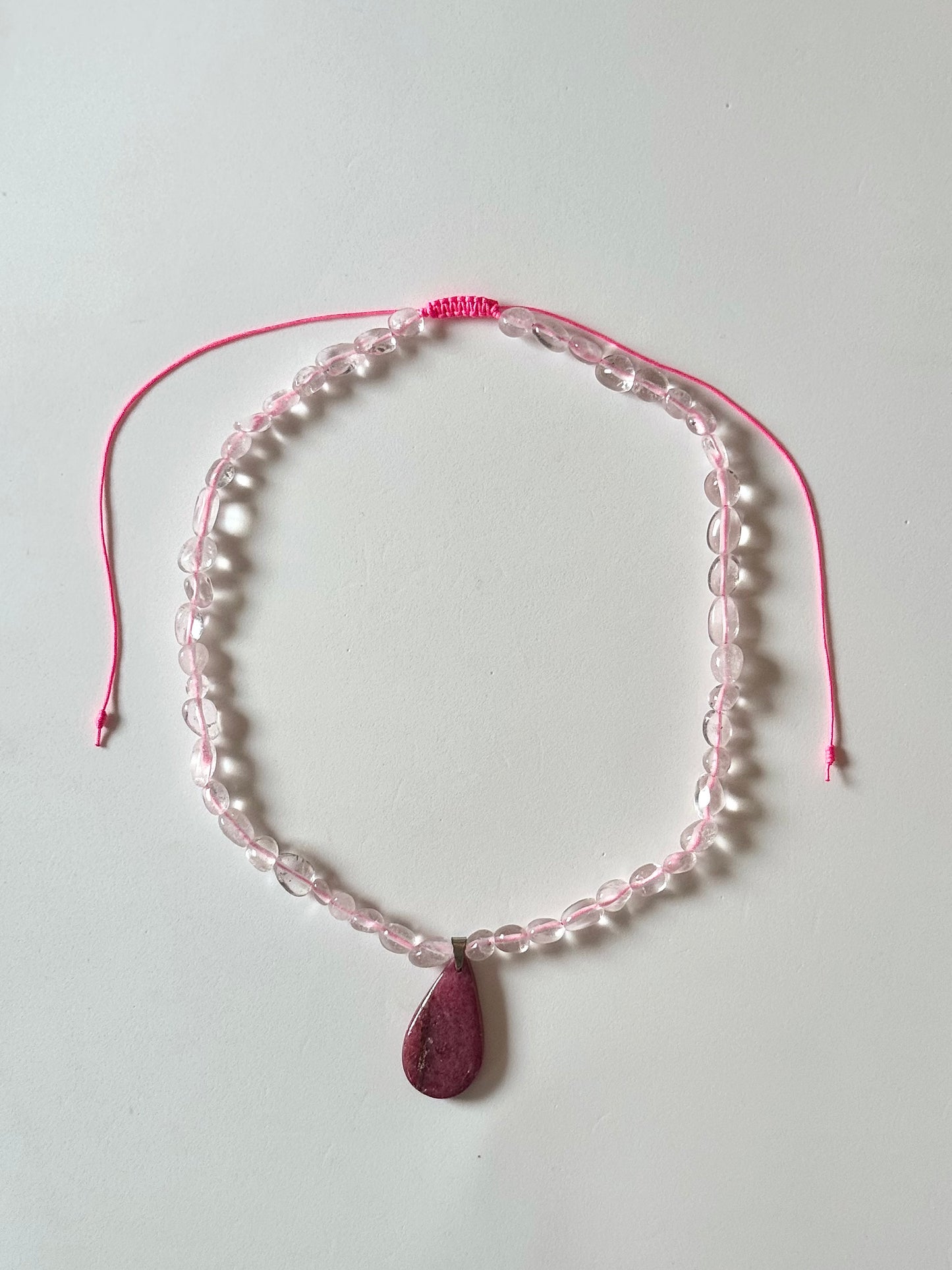 Collier Rhodonite & Cristal de roche sur nylon rose