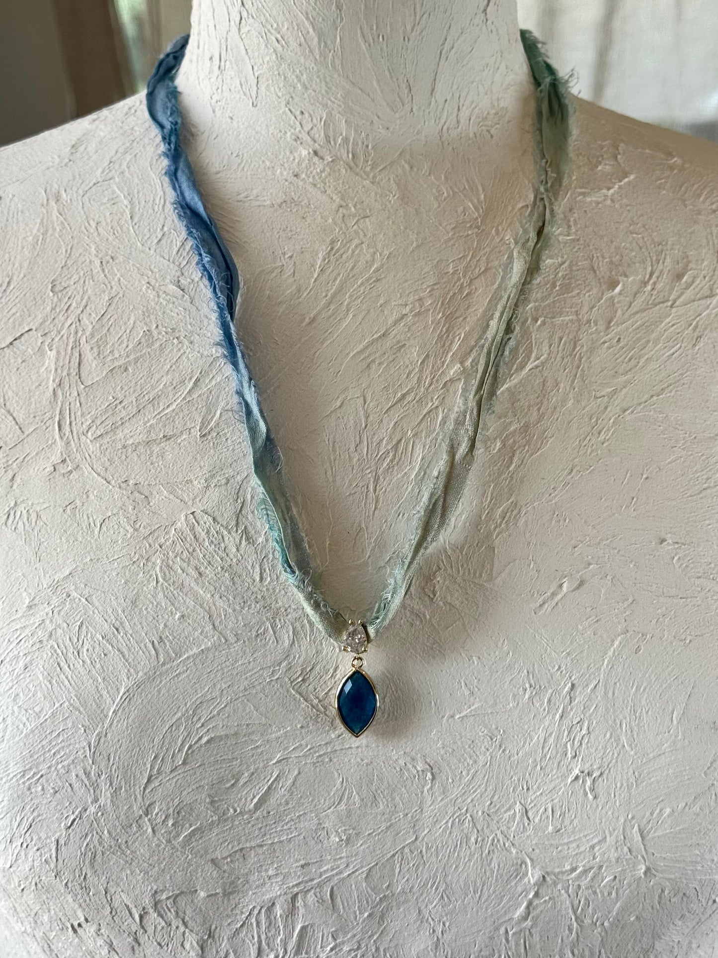 Collier Apatite sur ruban de soie — L’Éveil de la Volonté