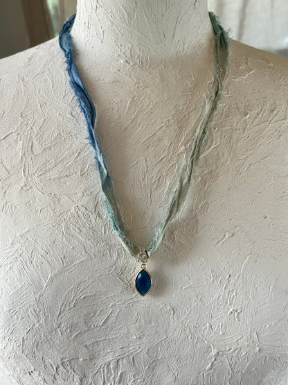Collier Apatite sur ruban de soie — L’Éveil de la Volonté