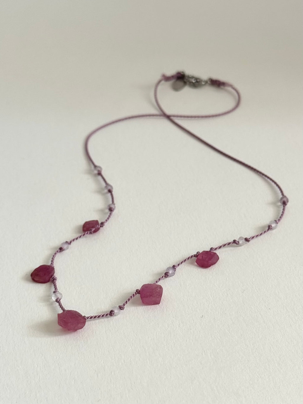 Collier Rubis brut & Améthyste lavande  sur soie