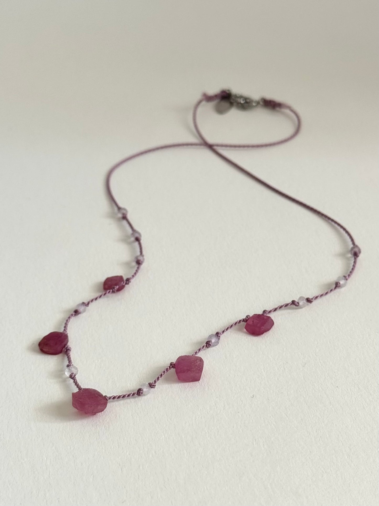Collier Rubis brut & Améthyste lavande  sur soie